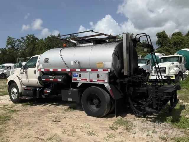Ford F750 شاحنات خرسانة