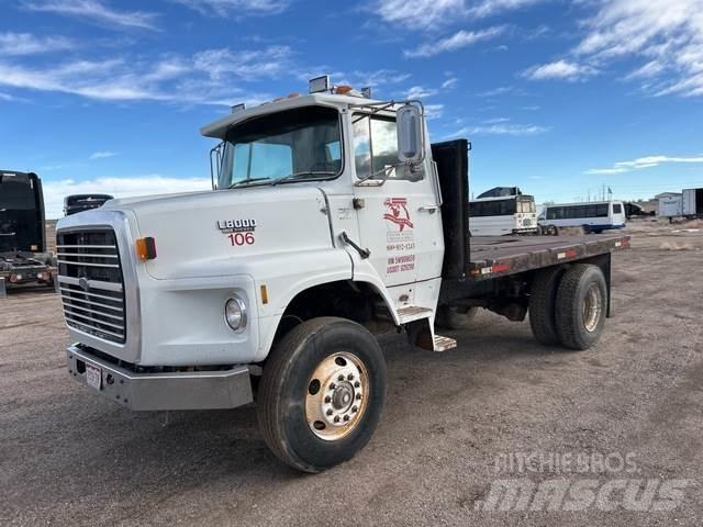 Ford L8000 شاحنات مسطحة/مفصلية الجوانب