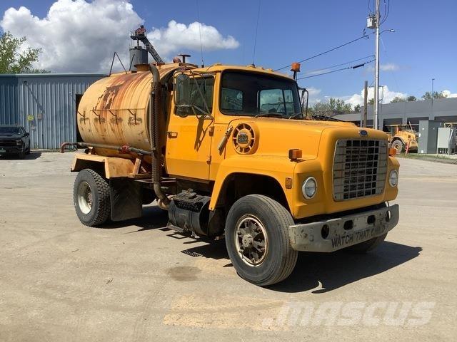 Ford L8000 صهاريج مياه