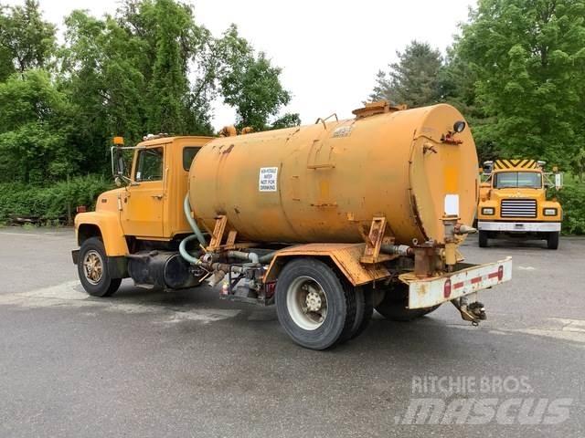 Ford L8000 صهاريج مياه