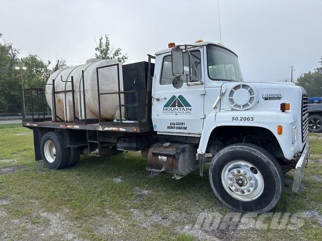 Ford LNT8000 شاحنات ذات صهاريج