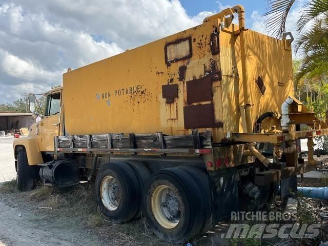 Ford LT8000 صهاريج مياه