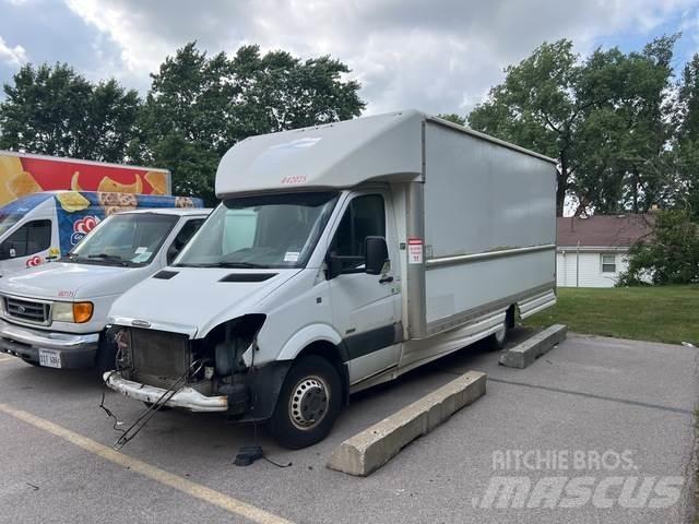 Freightliner  شاحنة مقفلة