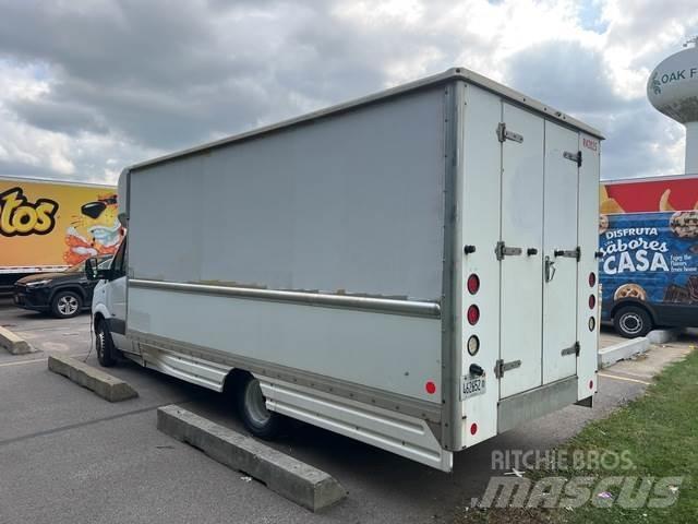 Freightliner  شاحنة مقفلة