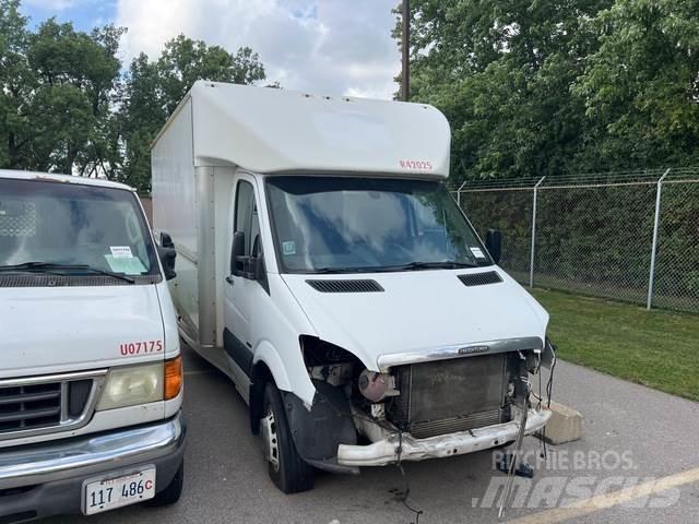 Freightliner  شاحنة مقفلة