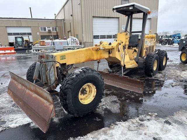 Gehl MG747B معدات تمهيد الطرق