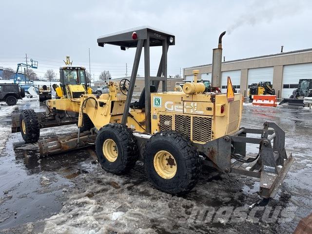 Gehl MG747B معدات تمهيد الطرق