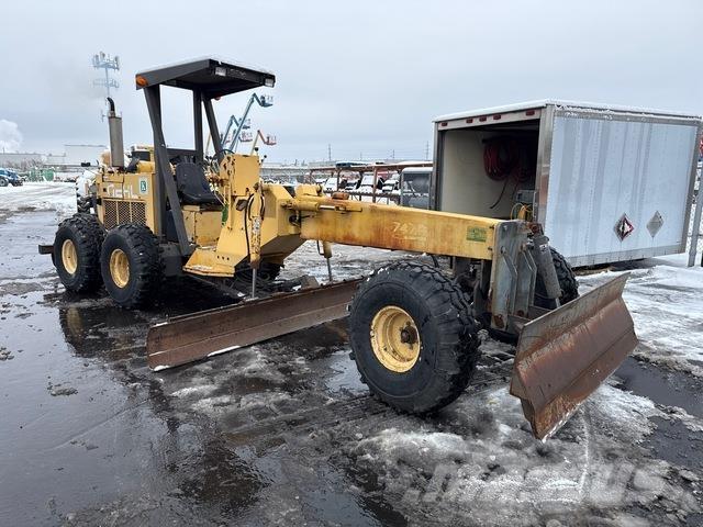 Gehl MG747B معدات تمهيد الطرق