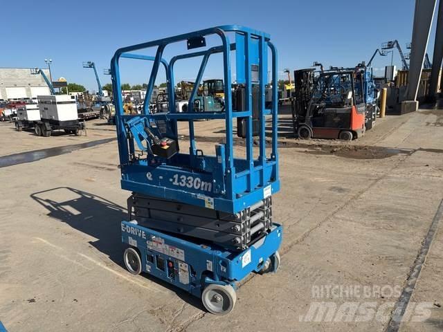 Genie GS-1330M رافعات مقصية الشكل