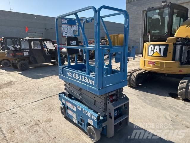 Genie GS-1330M رافعات مقصية الشكل