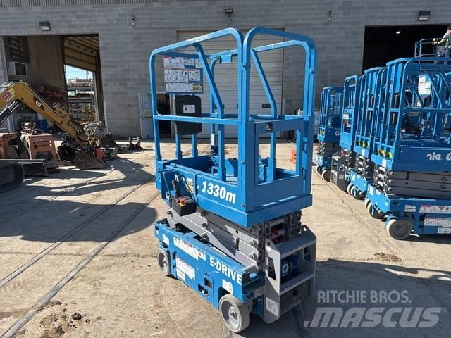 Genie GS-1330M رافعات مقصية الشكل