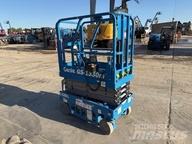 Genie GS-1330M رافعات مقصية الشكل