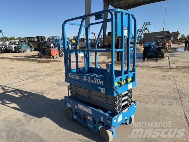 Genie GS-1330M رافعات مقصية الشكل