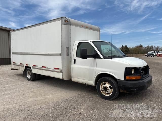 GMC Savana شاحنات ذات هيكل صندوقي