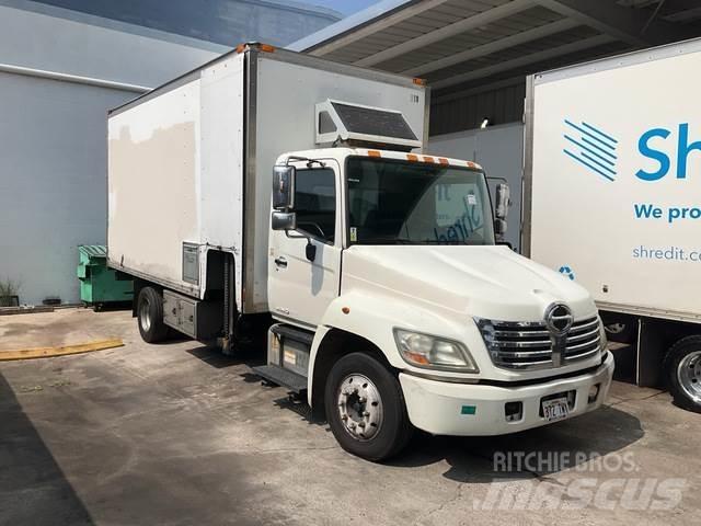 Hino 238 شاحنات ذات هيكل صندوقي