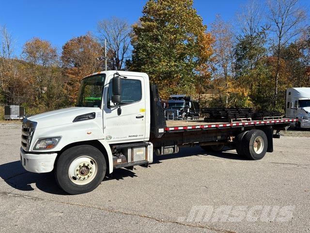 Hino 268 شاحنات مسطحة/مفصلية الجوانب