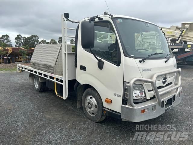 Hino 300 شاحنات مسطحة/مفصلية الجوانب