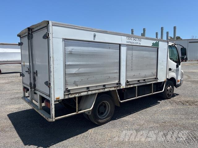 Hino 300 816 شاحنات ذات هيكل صندوقي