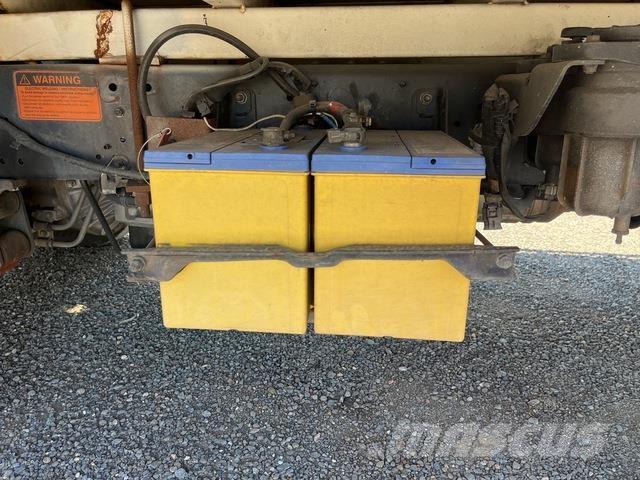 Hino 300 816 شاحنات ذات هيكل صندوقي