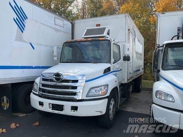 Hino 338 شاحنات ذات هيكل صندوقي