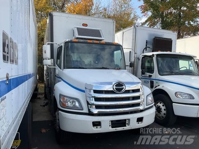 Hino 338 شاحنات ذات هيكل صندوقي