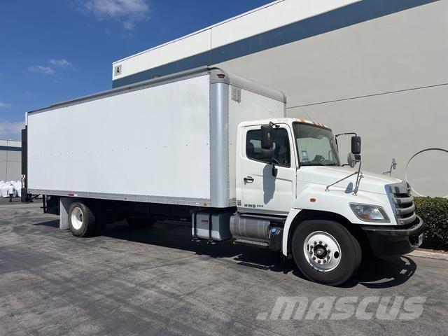 Hino 338 شاحنات ذات هيكل صندوقي