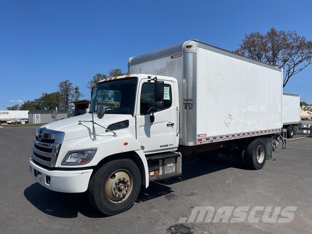 Hino 338 شاحنات ذات هيكل صندوقي