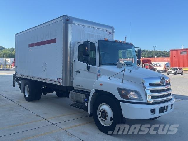 Hino 338 شاحنات ذات هيكل صندوقي
