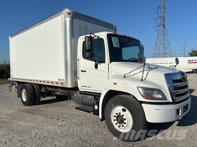 Hino 338 شاحنات ذات هيكل صندوقي