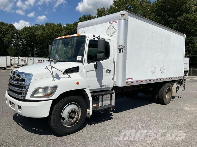 Hino 338 شاحنات ذات هيكل صندوقي