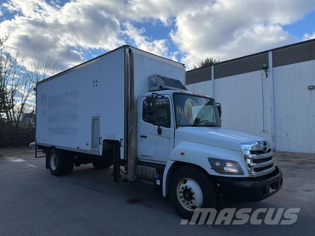 Hino 338 شاحنات ذات هيكل صندوقي