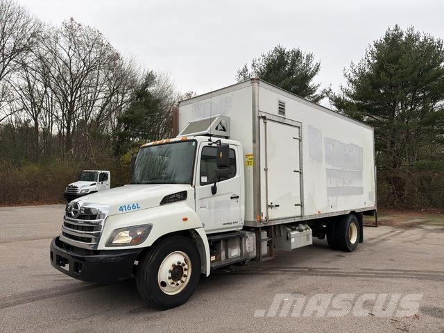 Hino 338 شاحنات ذات هيكل صندوقي