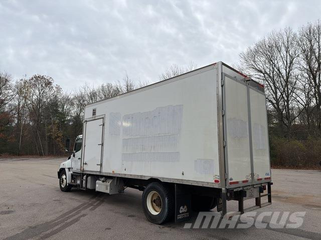 Hino 338 شاحنات ذات هيكل صندوقي