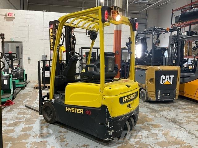 Hyster  شاحنات ذات رافعات شوكية تعمل بالكهرباء