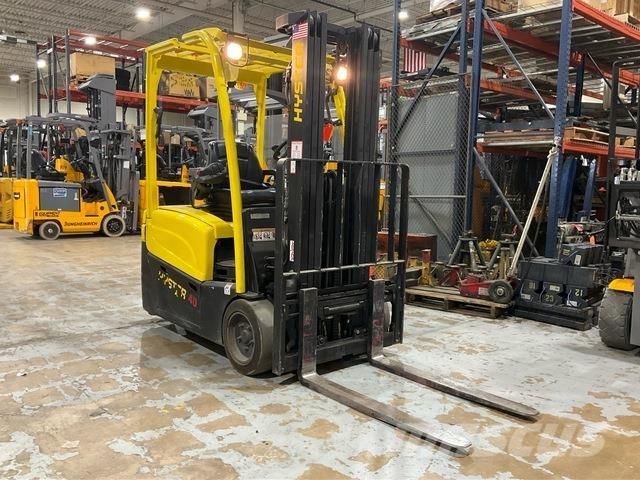 Hyster  شاحنات ذات رافعات شوكية تعمل بالكهرباء