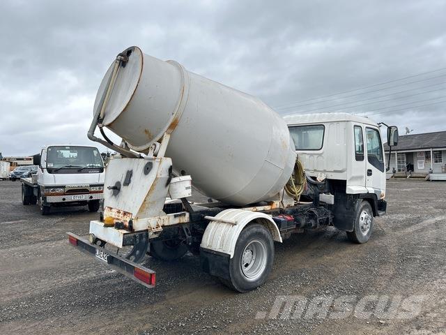 Isuzu Forward صهاريج مياه