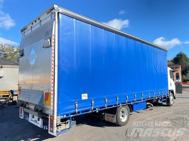 Isuzu FSD 850 شاحنات بغطاء جانبي