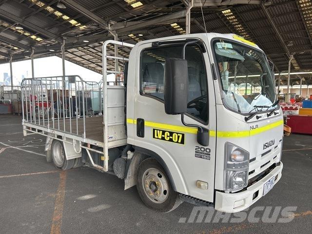 Isuzu NLR شاحنات مسطحة/مفصلية الجوانب