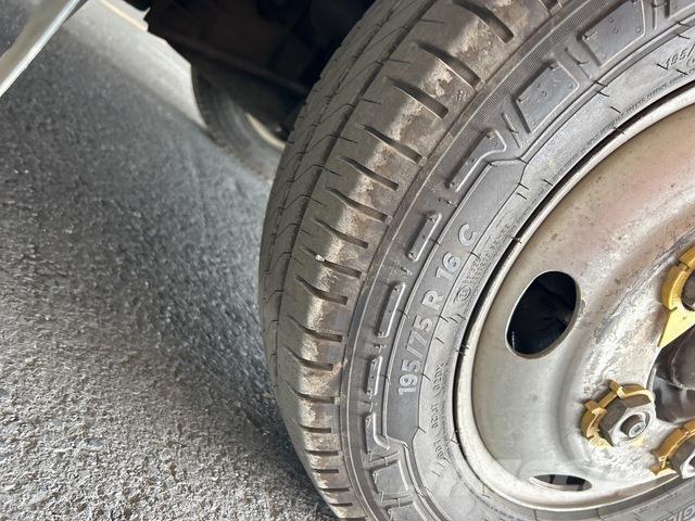 Isuzu NLR شاحنات مسطحة/مفصلية الجوانب