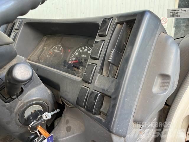 Isuzu NNR 200 شاحنات مسطحة/مفصلية الجوانب