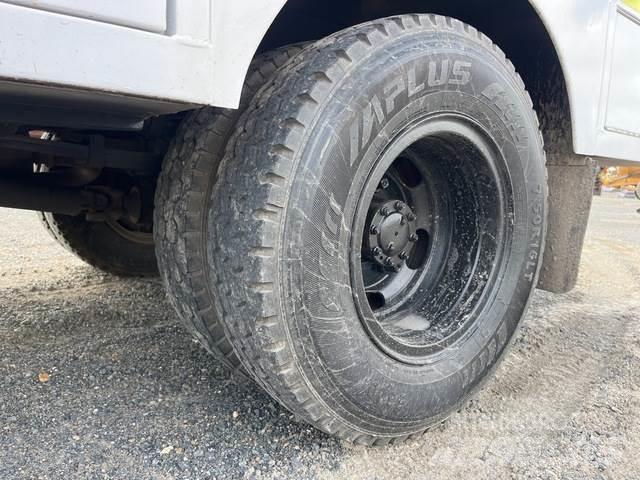 Isuzu NPR 200 أخرى