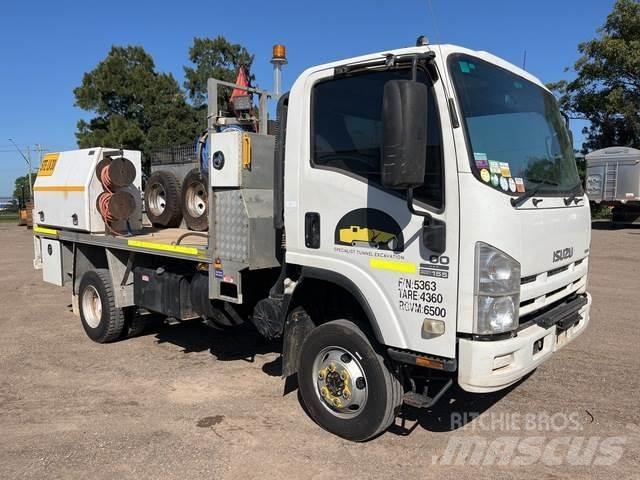 Isuzu NPS 300 شاحنات مسطحة/مفصلية الجوانب