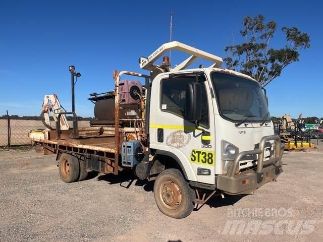 Isuzu NPS 300 شاحنات مسطحة/مفصلية الجوانب