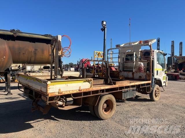 Isuzu NPS 300 شاحنات مسطحة/مفصلية الجوانب