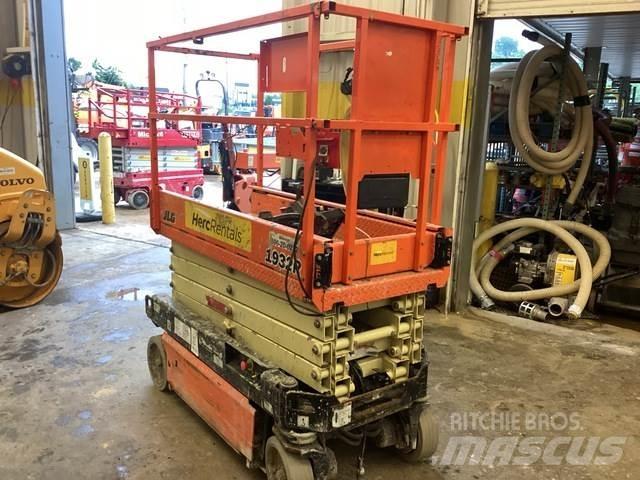 JLG 1932R رافعات مقصية الشكل