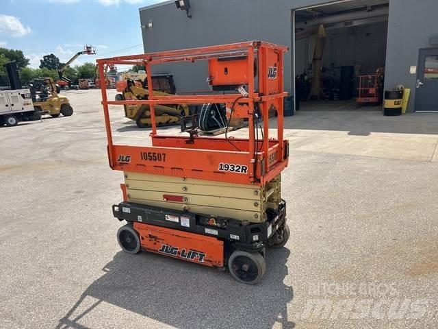 JLG 1932R رافعات مقصية الشكل