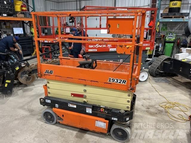 JLG 1932R رافعات مقصية الشكل
