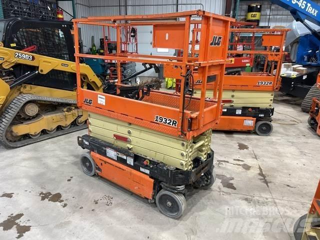 JLG 1932R رافعات مقصية الشكل