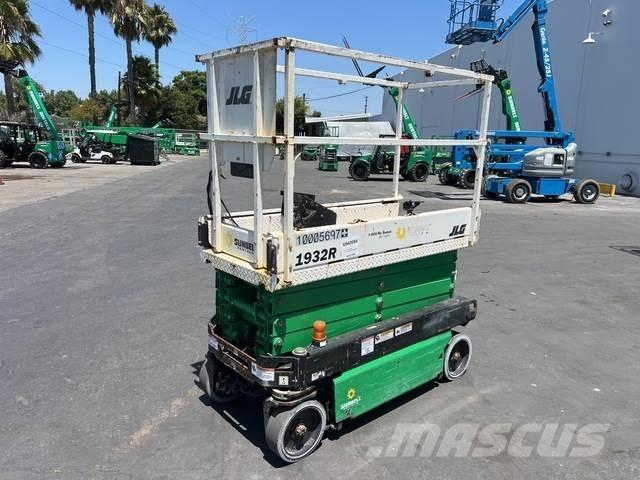 JLG 1932R رافعات مقصية الشكل