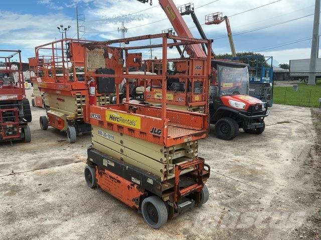 JLG 1932R رافعات مقصية الشكل